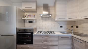 Frigorifero, forno, piano cottura, lavastoviglie