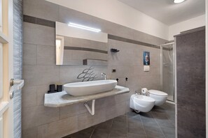 Een douche, een haardroger, handdoeken