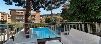 Apartamento 'Sole E Mare' con piscina compartida, terraza privada y jardín privado