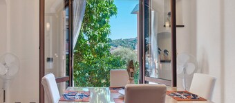 Appartement 'Sole E Mare' avec piscine partagée, terrasse privée et jardin privatif