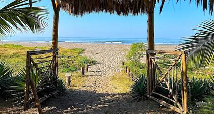 Beach House Nicaragua with pool & outdoor kitchen / Maison de plage Nicaragua