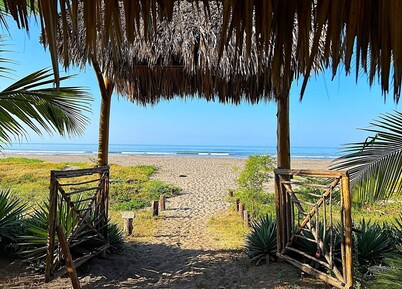 Beach House Nicaragua with pool & outdoor kitchen / Maison de plage Nicaragua