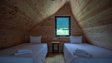 Chalet Basic, balcone, vista lago | Una cassaforte in camera, una scrivania, insonorizzazione