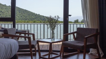 Caja de seguridad en la habitación y escritorio 