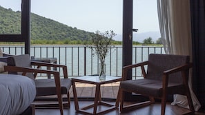 Cabana bàsica, balcó, vistes al llac | Caixa forta a l'habitació, escriptori i habitacions insonoritzades