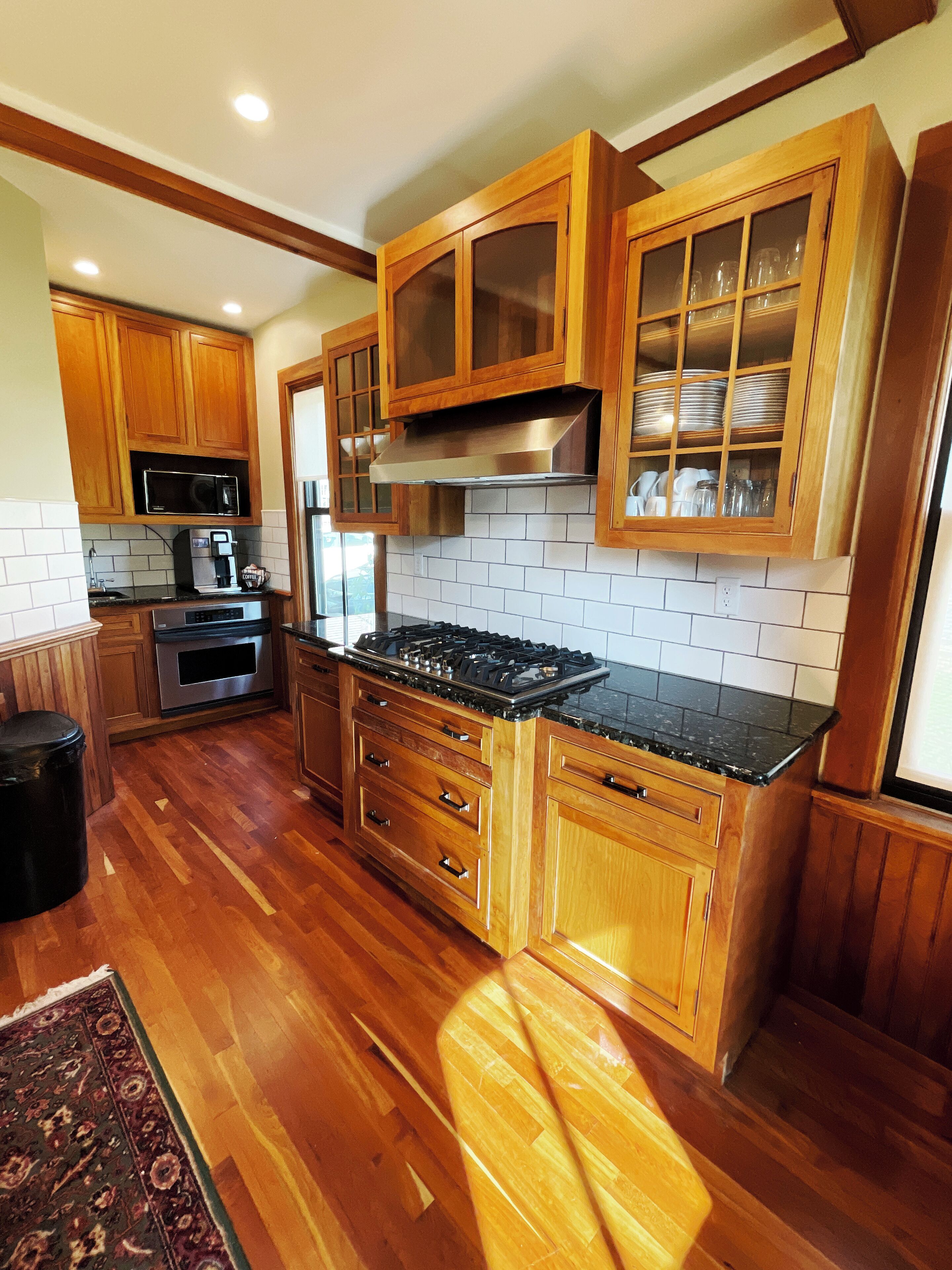 Cafetera y tetera y utensilios de cocina 