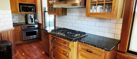 Cafetière/bouilloire, batterie de cuisine, vaisselle et ustensiles