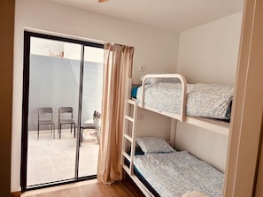 1 soveværelse, strygejern/strygebræt