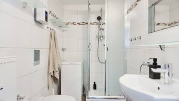 Dusche, Haartrockner, Handtücher, Seife