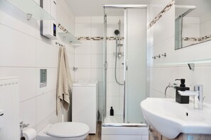 Shower, hair dryer, towels, soap - NEW| Modern apt | old building I near the Rhine| fortress view | SmartTV (Koblenz)