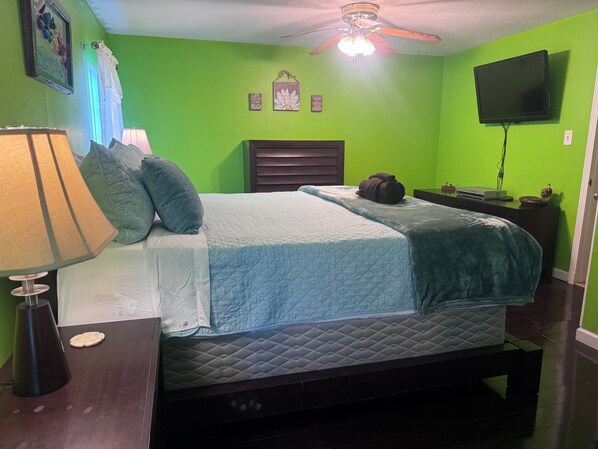 3 bedrooms, desk, iron/ironing board, WiFi