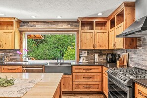 Microwave, oven, stovetop, dishwasher - Rocky River is a Spacious 5-bedroom house in wonderful Longview with WiFi, AC (Longview)