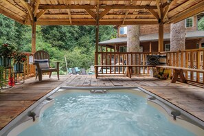 Outdoor spa tub - Rocky River is a Spacious 5-bedroom house in wonderful Longview with WiFi, AC (Longview)