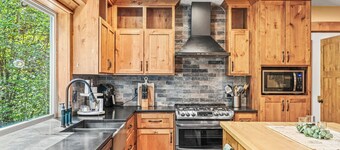 Rocky River is a Spacious 5-bedroom house in wonderful Longview with WiFi, AC