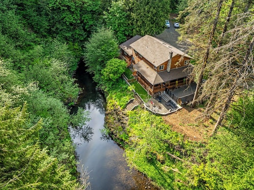 Rocky River is a Spacious 5-bedroom house in wonderful Longview with WiFi, AC