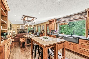 Microwave, oven, stovetop, dishwasher - Rocky River is a Spacious 5-bedroom house in wonderful Longview with WiFi, AC (Longview)