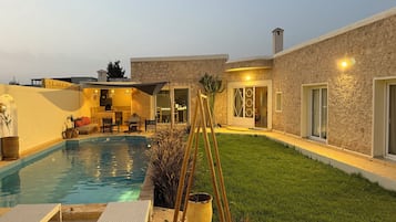 Vista frontal de la propiedad