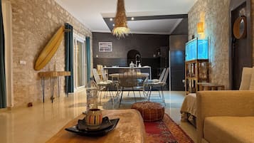 Monitor de computadora y impresora