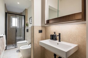 Bruser, hårtørrer, bidet, håndklæder