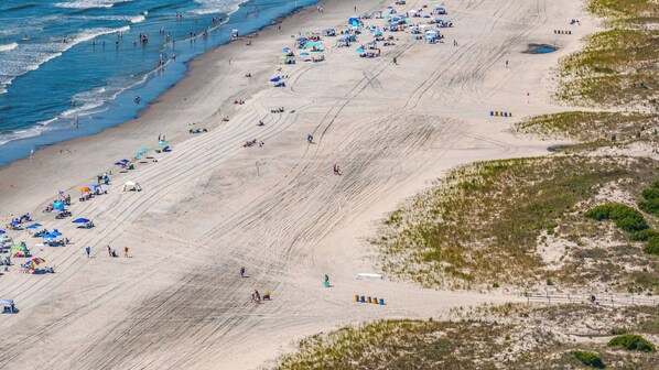 Plage à proximité, chaise longue, serviettes de plage