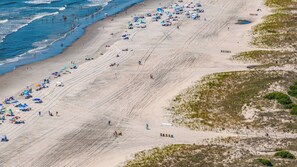 Plage à proximité, chaises longues, serviettes de plage