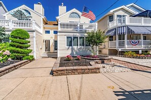 Exterior - Spacious 5-Bedroom with Private Deck, Fireplace & Convenient Parking (Ocean City)