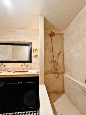 Serviettes fournies, savon, papier toilette