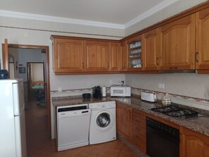 Frigorifero, microonde, forno, piano cottura