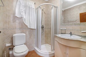 Een douche, een haardroger, handdoeken