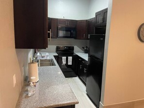 Frigorífico, microondas, horno y lavavajillas