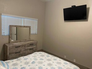 2 habitaciones, tabla de planchar con plancha, wifi y ropa de cama