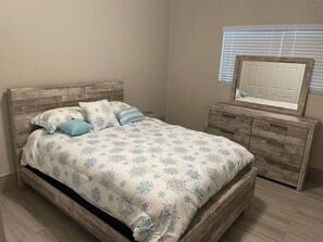 2 habitaciones, tabla de planchar con plancha, wifi y ropa de cama