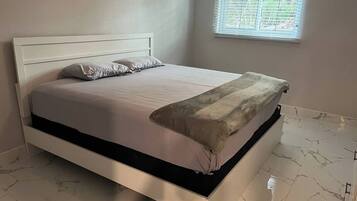 3 habitaciones, tabla de planchar con plancha, wifi y ropa de cama