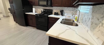 Exquisite 3 Bed /3 Bathroom