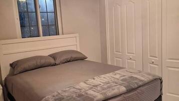 2 bedrooms, iron/ironing board, WiFi, bed sheets