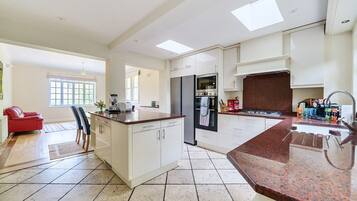 Jääkaappi, mikroaaltouuni, uuni, astianpesukone