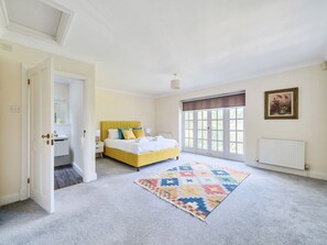 5 bedrooms, iron/ironing board, free WiFi, bed sheets