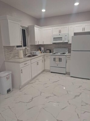 Refrigerador, microondas, horno y parrilla de estufa