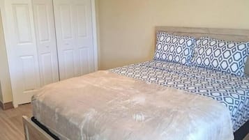 Tabla de planchar con plancha, wifi y ropa de cama