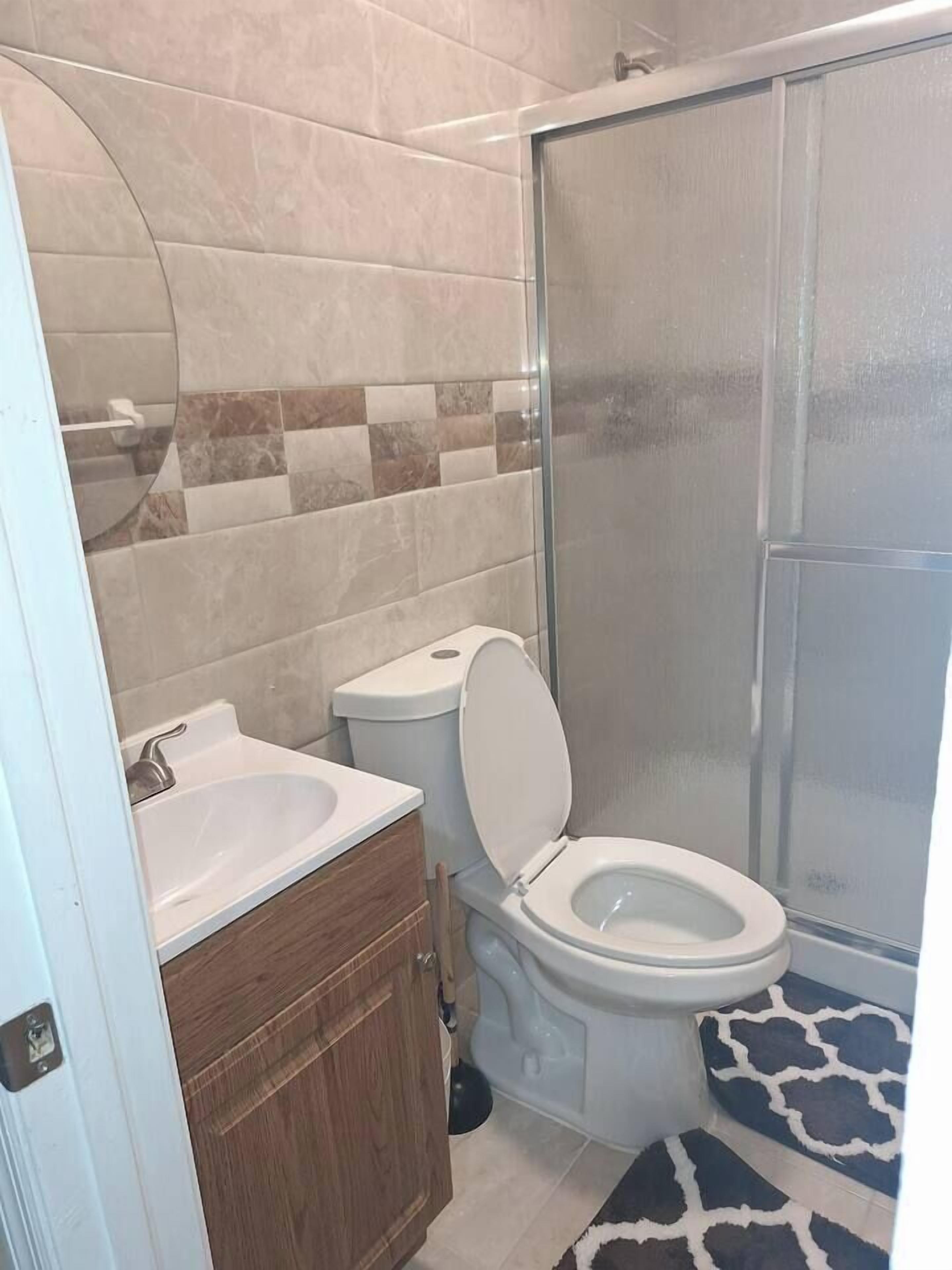 Dusj, hårføner, håndklær og såpe