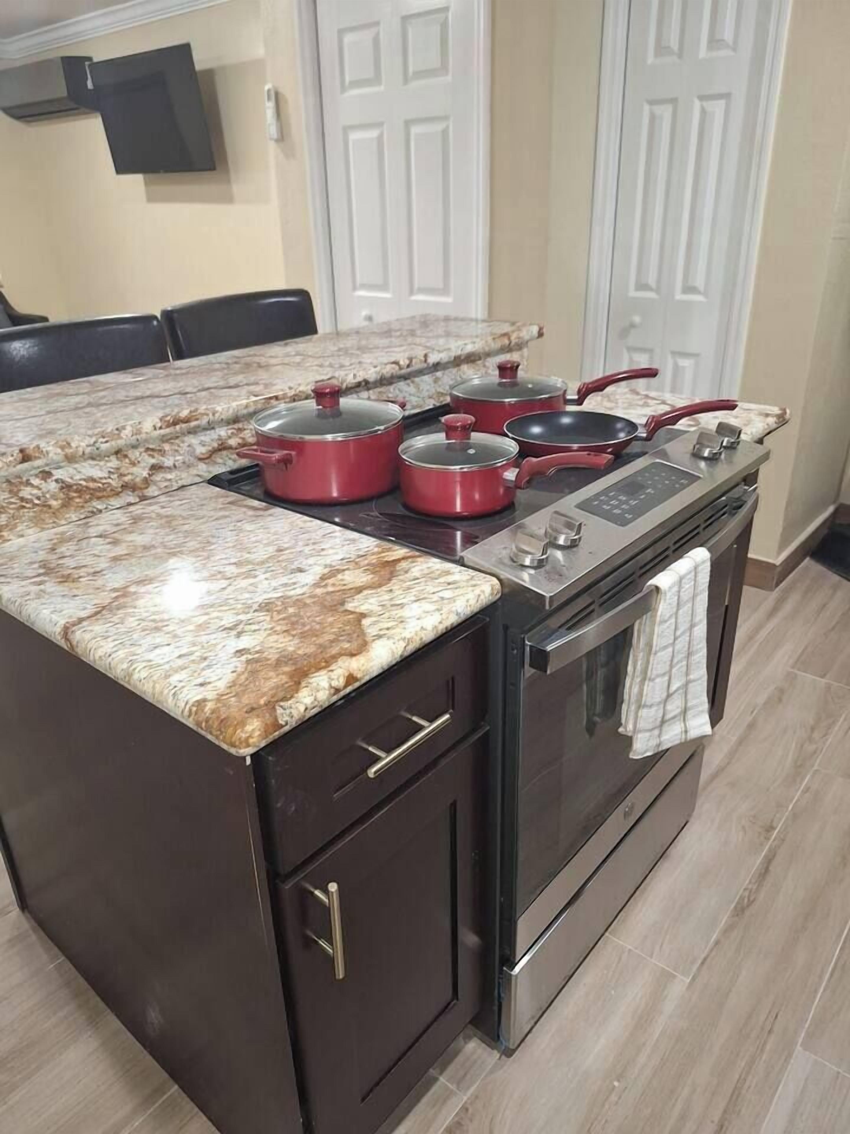 Kjøleskap, mikrobølgeovn, ovn og kokeplater