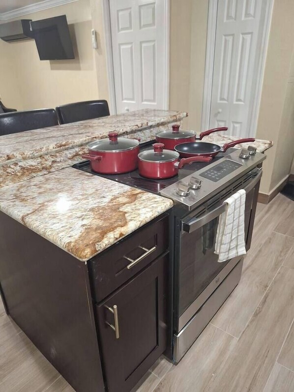 雪櫃、微波爐、焗爐、爐具