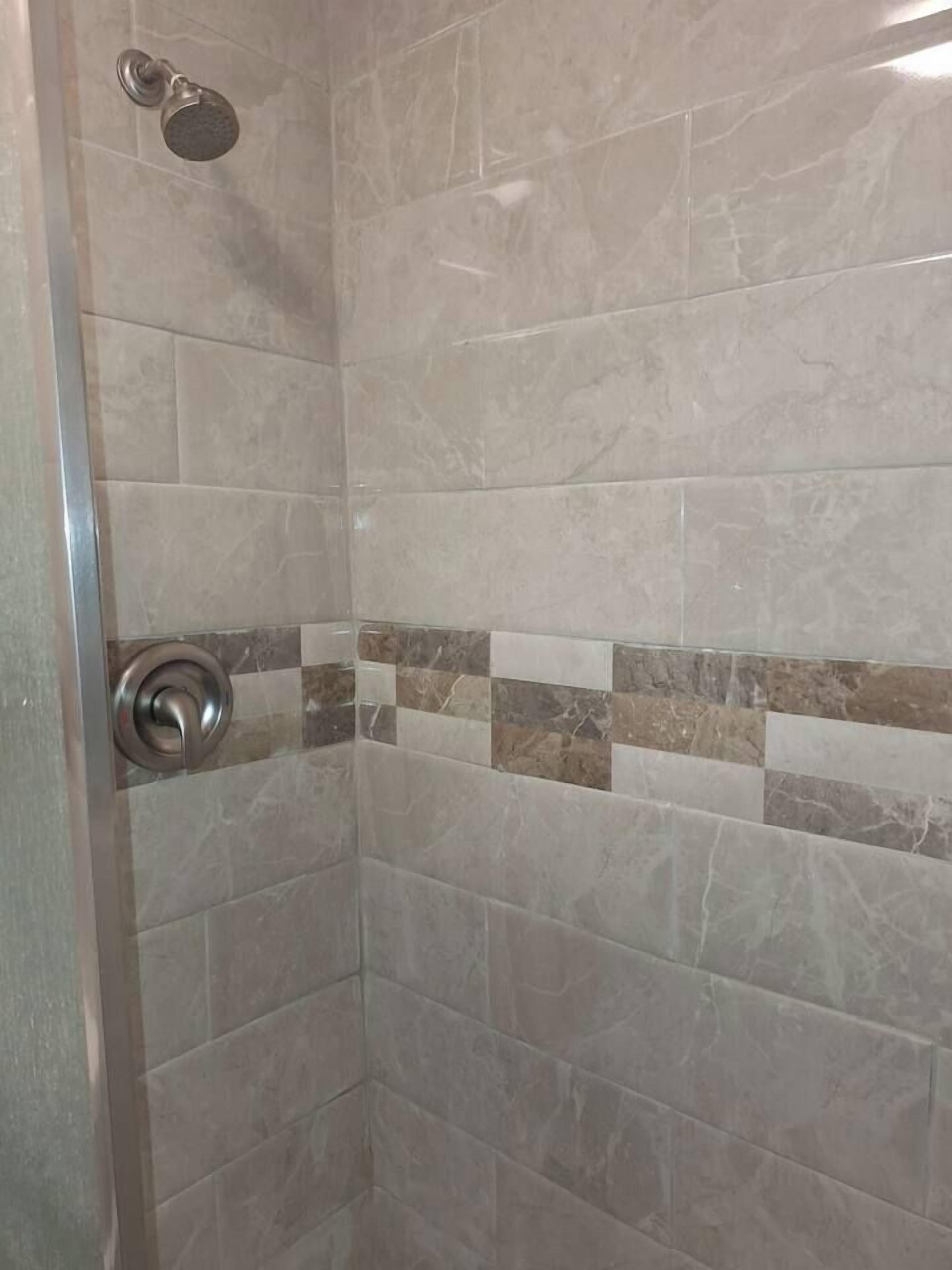 Regadera, secadora de cabello, toallas, jabón 