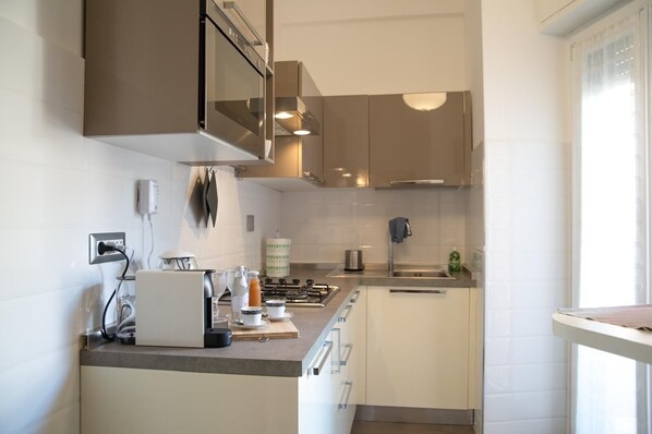 Fridge, microwave, stovetop, dishwasher