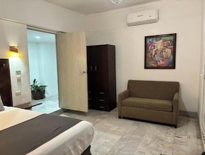 1 bedroom, iron/ironing board, internet, bed sheets