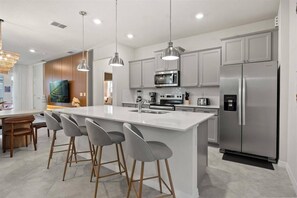 Microwave, dishwasher, high chair - 7 BD/ 5.5 BA/ Windsor Cay (15952 CC) (Clermont)