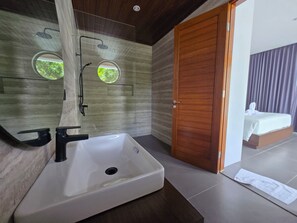 Badewanne und Dusche (separat), Whirlpool, Regendusche