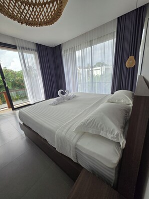Luxury Villa | Premium bedding, pillowtop beds, desk, laptop workspace - Hey-Sola Bali Villa-Private Villa 3 BR (Canggu)