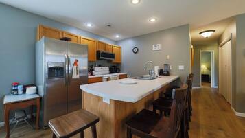 Mikrobølgeovn, ovn, kokeplater og oppvaskmaskin