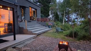Terrace/patio - The lake house - boats, beach, sauna and barbecue (Gävleborgs län)